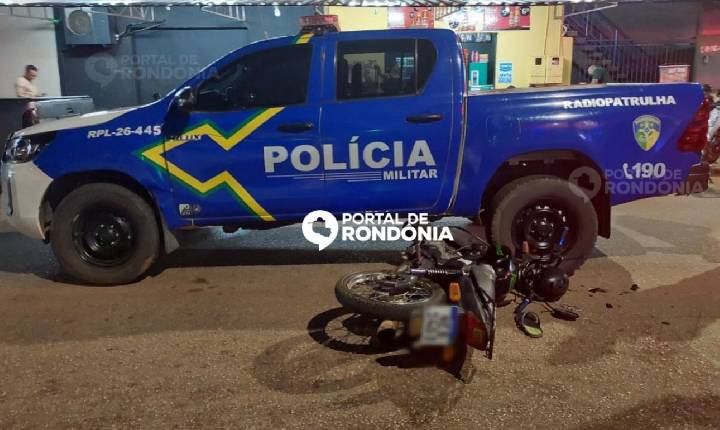 Motociclista bêbado e sem habilitação bate em viatura após empinar moto na zona sul