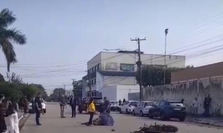 Motociclista é atropelado por caminhonete no centro