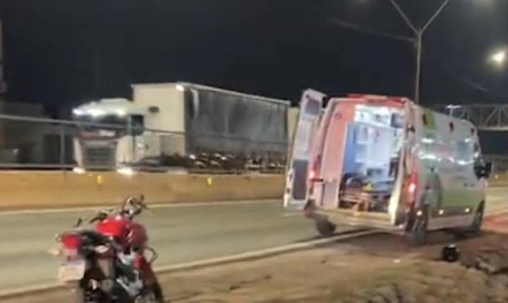 Motociclista fica em estado grave após cair em Vala na Br-364