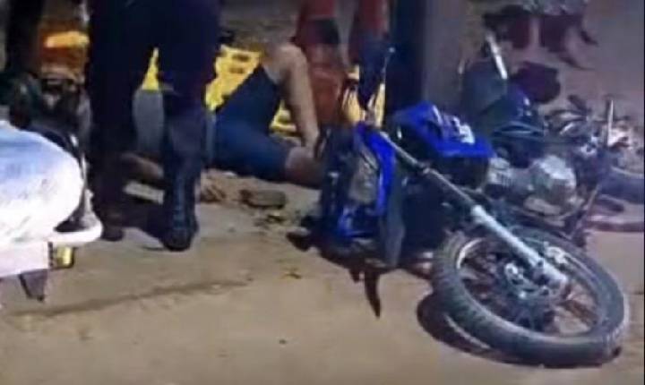 Motociclista fica em estado grave após colidir com poste de energia