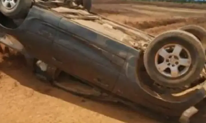 Motorista escapa ileso após capotamento de veículo em estrada rural