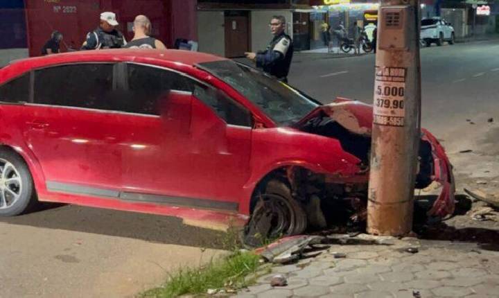 Motorista fica ferido após colidir carro contra poste de iluminação em Porto Velho