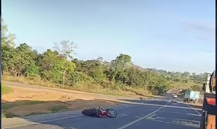 Na Br-duas pessoas morrem  atropeladas  por Carreta