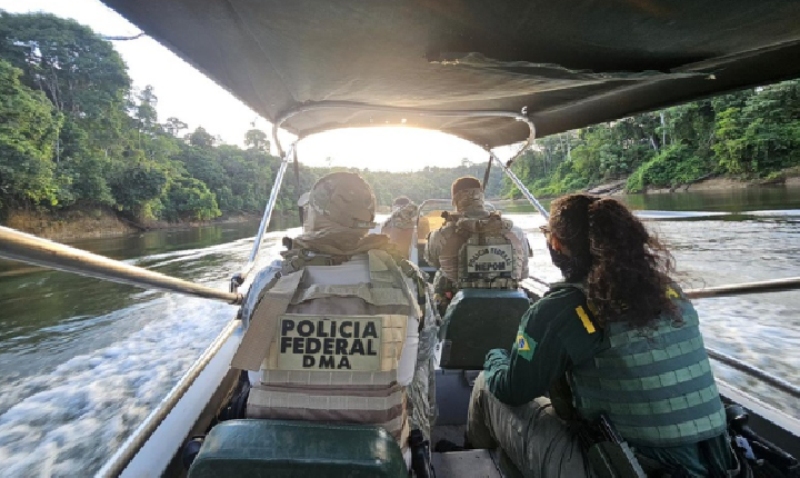 PF e Ibama intensificam fiscalização e destroem equipamentos usados em garimpo ilegal no Rio Madeira