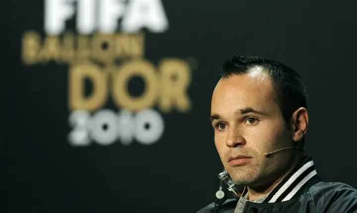 ‘Por justiça’: Iniesta levanta bandeira e opina sobre vencedor da Bola de Ouro
