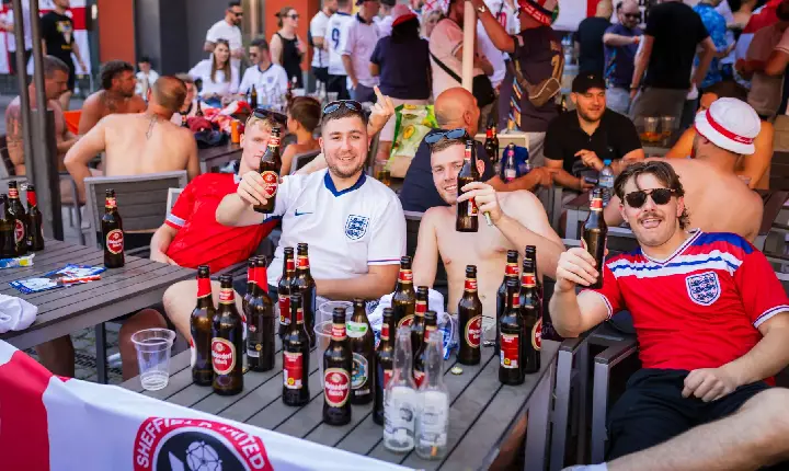 Premier League: Como liberação de cerveja após 41 anos pode mudar os estádios na Inglaterra