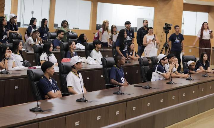 Projeto Assembleia Cidadã recebe estudantes do Instituto Estadual de Educação Carmela Dutra