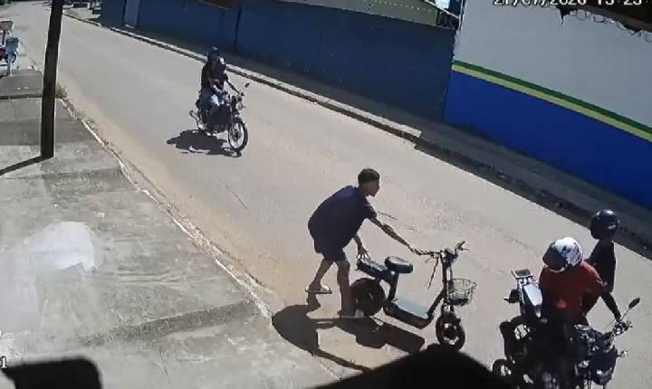 Quadrilha assalta jovem e leva moto elétrica e celular da vítima