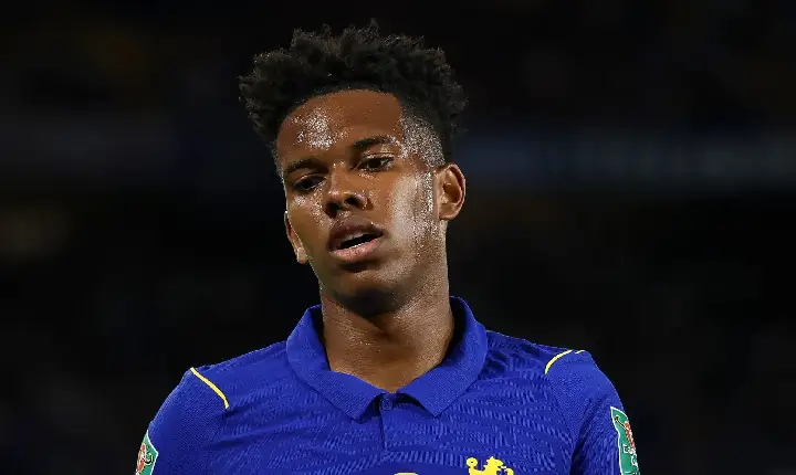 Qual a posição do Chelsea sobre Estêvão, após rumores de interesse do Barcelona?