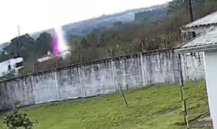 Raio atinge caminhão na Br -364