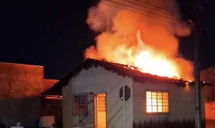Suspeita  de participar de ataque a tiros tem casa incendiada na zona leste