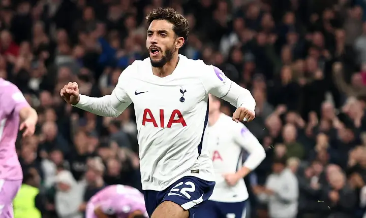 Tottenham ainda deixa dúvidas, mas encerra jejum com primeira vitória marcada por lei do ex