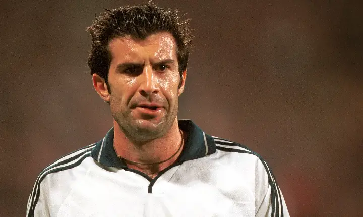 Trivela memória: Como foi o hostil retorno de Figo ao Camp Nou após transferência do Barça ao Real Madrid