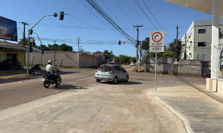 Vereador Edimilson Dourado tem solicitação atendida e instalação de placa “Direita Livre” melhora fluxo de veículos na Zona Sul