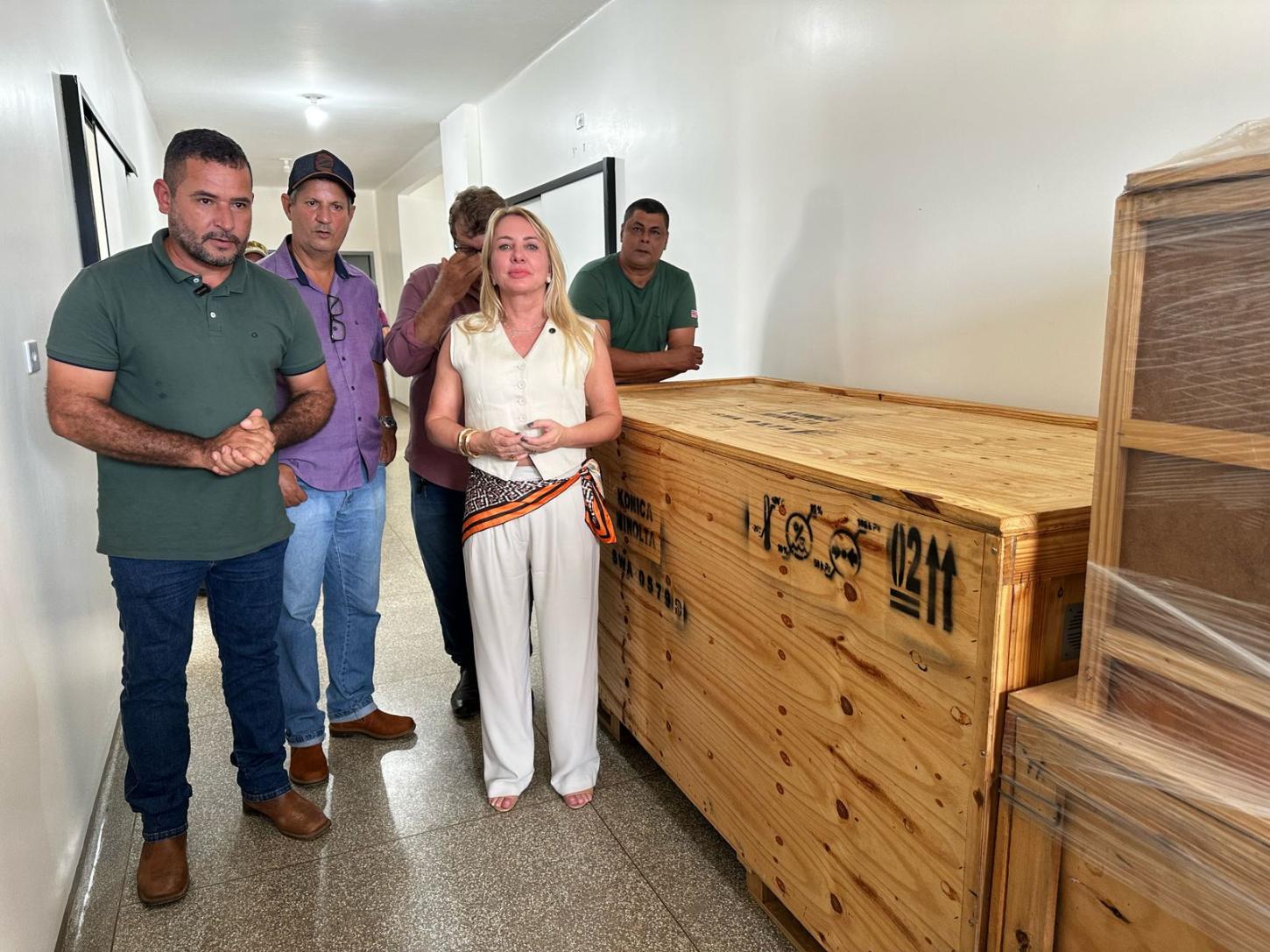 Ieda Chaves faz entrega de emendas parlamentares durante agenda em Vale do Anari