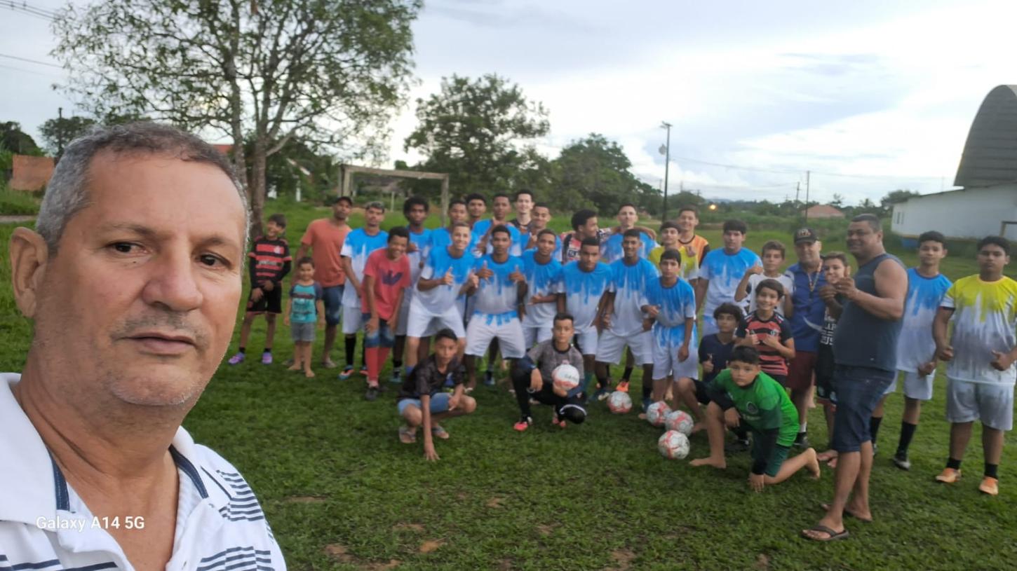 Deputada Ieda Chaves reforça compromisso com Vale do Anari e apoia escolinha de futebol com entrega de materiais esportivos