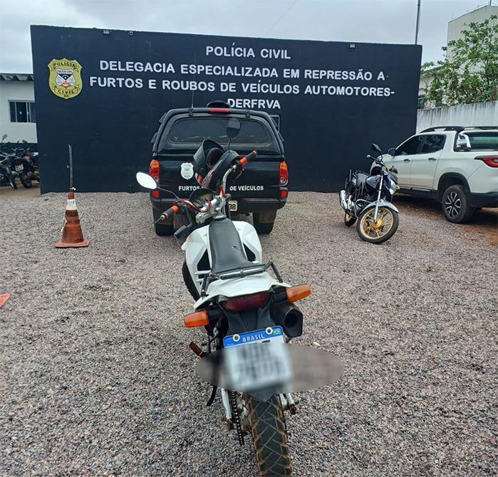 Dupla é presa pela Furtos e Roubos de Veículos com moto roubada em Porto Velho