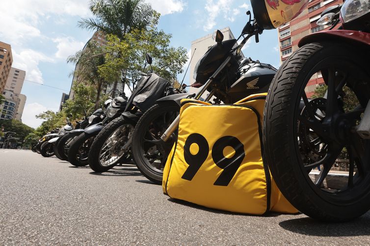 Procon-SP investiga Uber e 99 por oferta de mototáxi após proibição