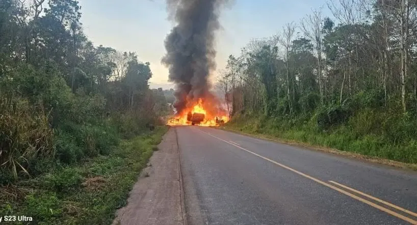 COLISÃO FRONTAL ENTRE CARRETAS NA BR-174 DEIXA MOTORISTA MORTO E OUTRO FERIDO