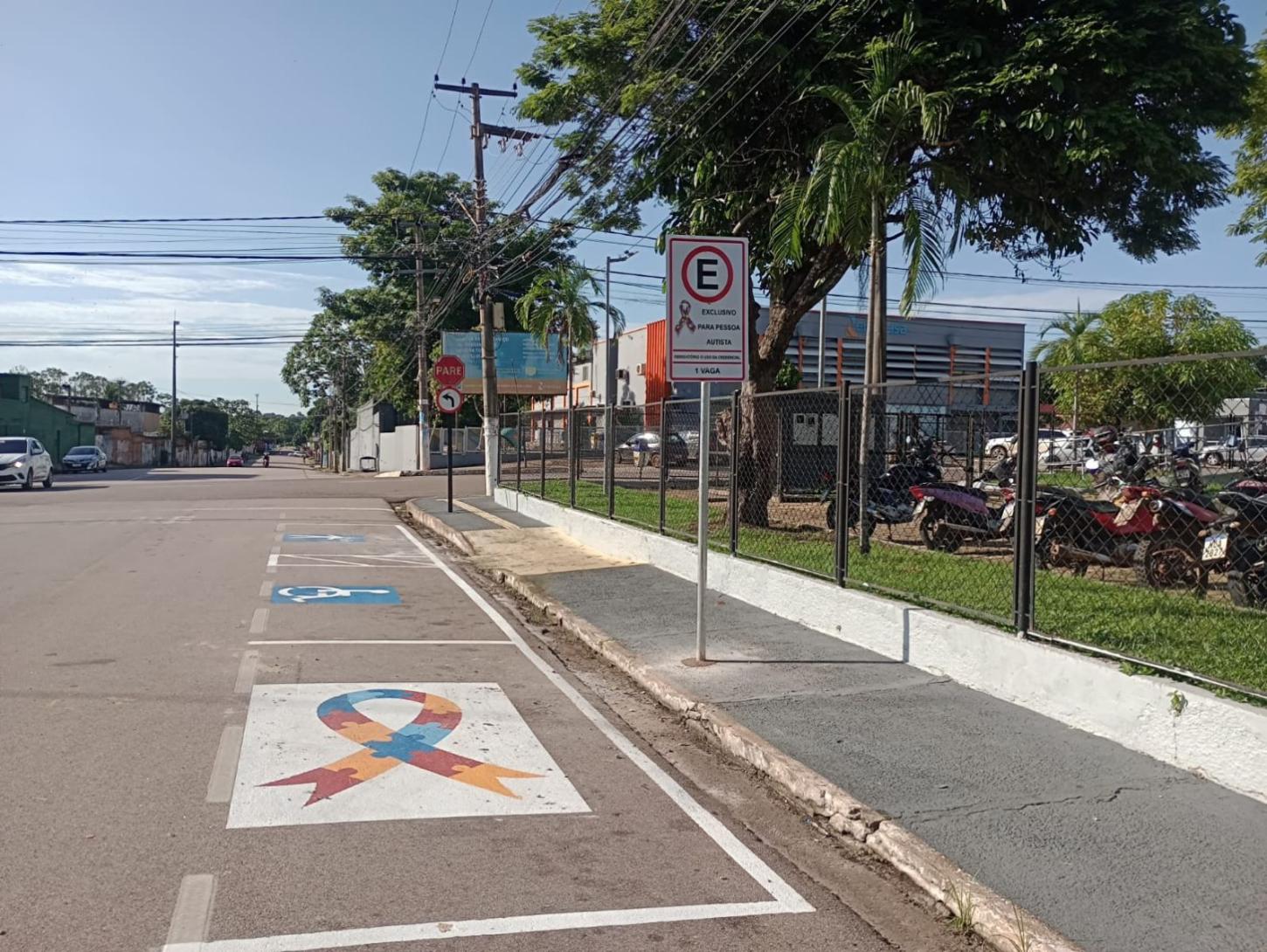 Maquiagens de Léo: Vagas para autistas não têm regulamentação e promessas ficaram só no post