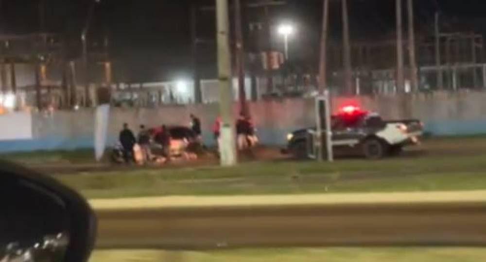 Motorista bêbado com mais de 1 Kg de cocaína causa acidente e derruba postes