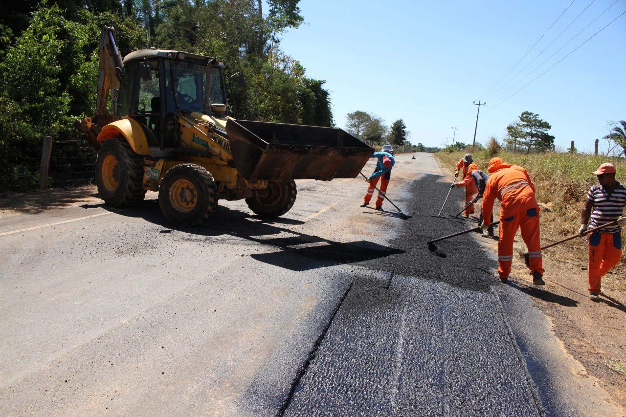 Operação Tapa-Buraco em Colorado do Oeste é iniciada com apoio do deputado Luizinho Goebel