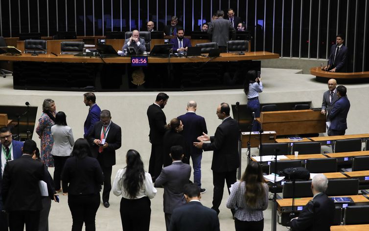 Plenário da Câmara repercute derrubada de decreto sobre IOF