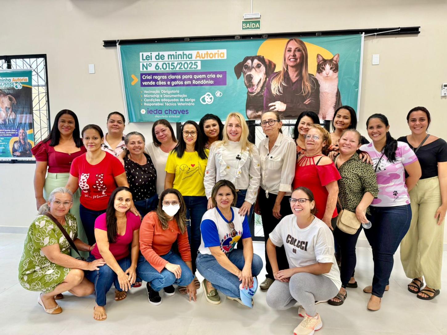 Ieda Chaves entrega mais de uma tonelada de ração a protetoras de animais em evento da ONG Peludinhos