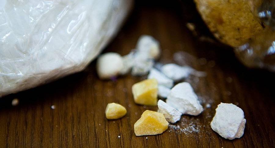 Polícia prende dupla por tráfico de drogas após flagrante com Crack