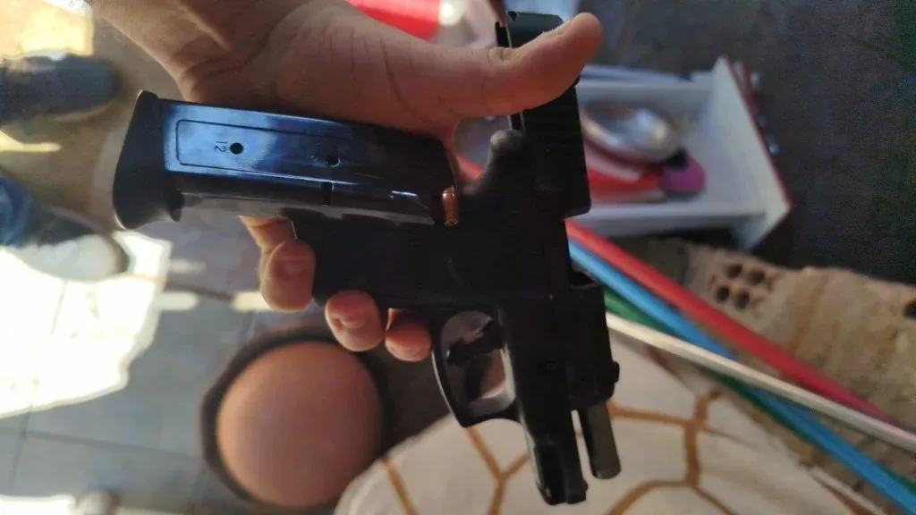 Adolescente suspeito de atirar em motoboy é apreendido; arma usada no crime foi localizada