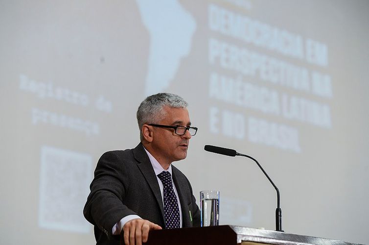 Brasil defendeu democracia melhor que EUA, diz professor de Harvard