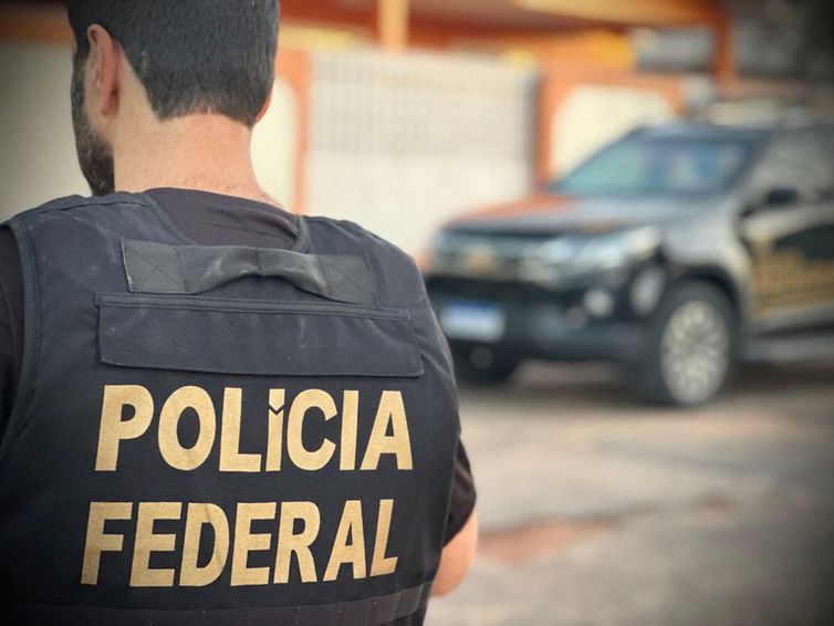 Funcionários e ex-funcionários da Caixa são alvos de operação da PF
