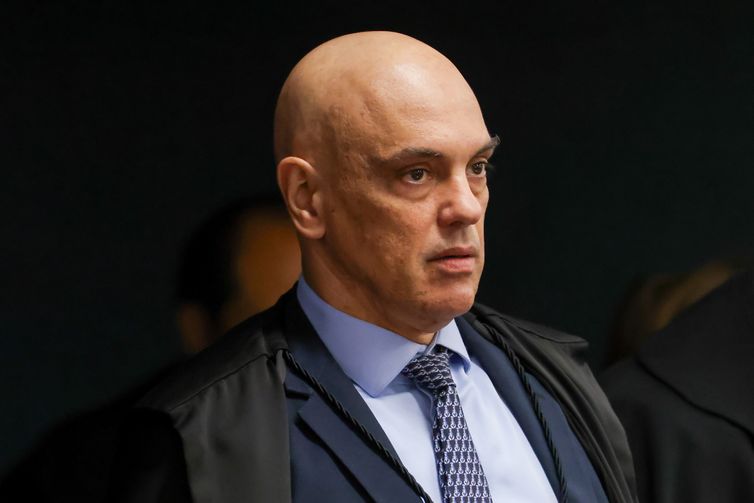 Moraes dá 48h para Bolsonaro explicar documento com pedido de asilo 