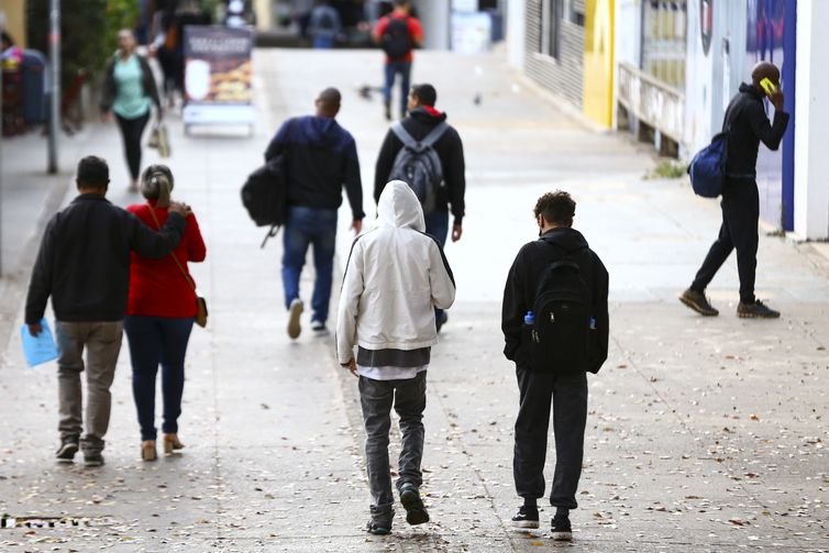 São Paulo tem céu nublado e frio neste domingo