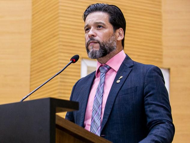 Luta pela saúde: Delegado Camargo protocola decreto para barrar terceirização do Heuro