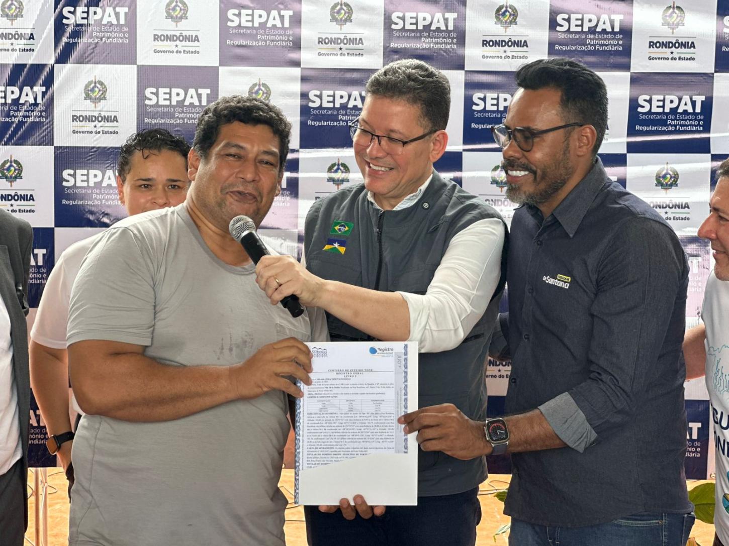 Vereador Dr. Santana participa de solenidade histórica de entrega de títulos de propriedade e reforça compromisso com a regularização fundiária e habitação social