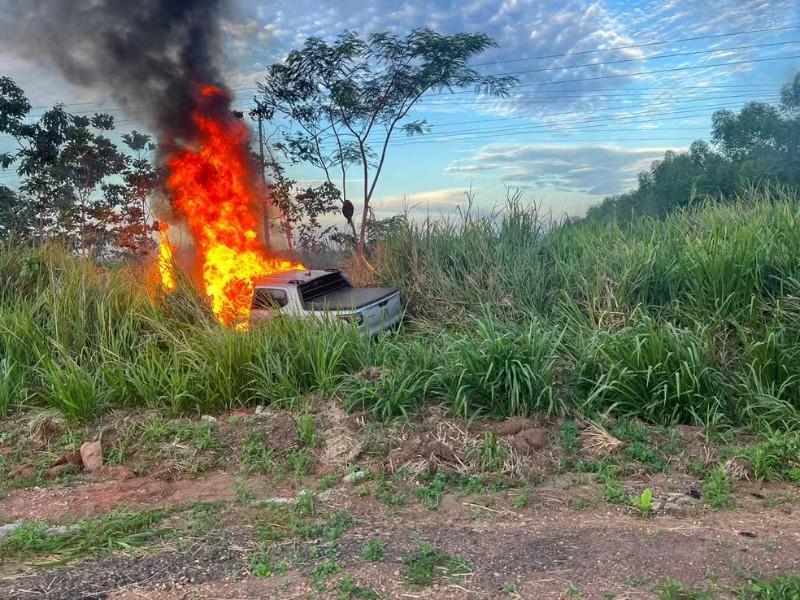 Casal morre carbonizado após colisão entre moto e caminhonete em Rondônia