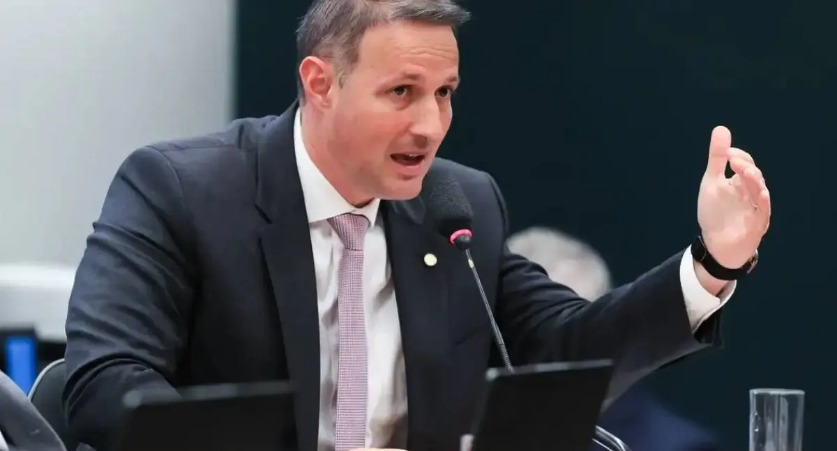 Derrite recua de alterações no PL Antifacção e garante manter competências da PF