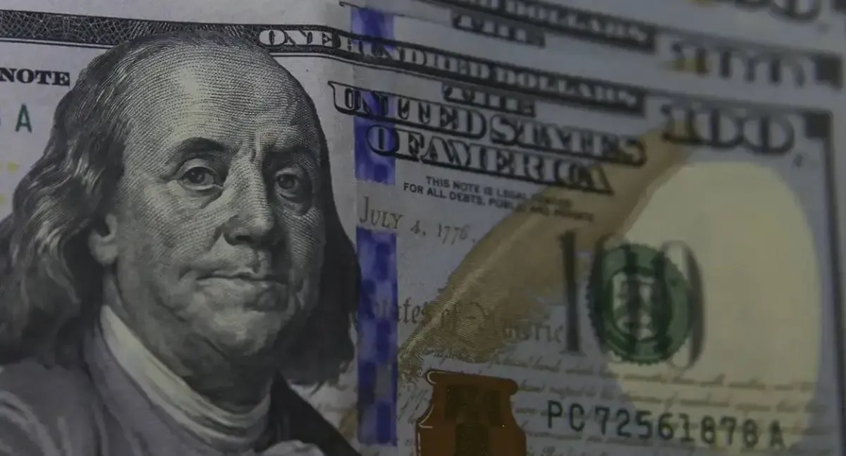 Dólar tem forte queda e fecha abaixo de R$ 5,30, e Bolsa atinge 15ª alta seguida