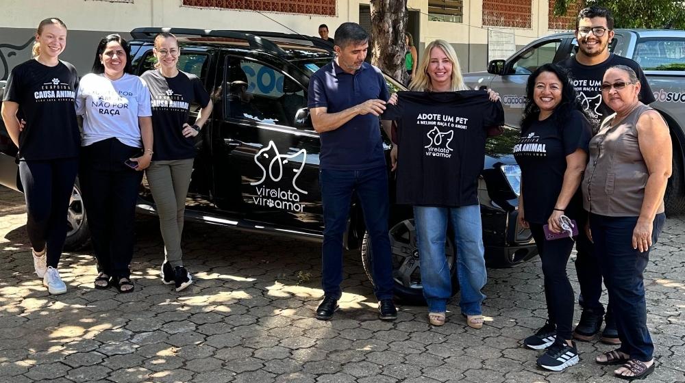 Ieda Chaves participa da entrega veículo a associação de proteção animal em Cacoal