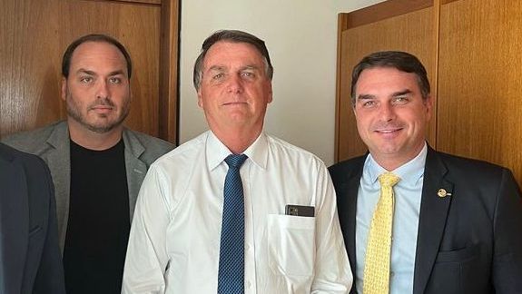 Moraes autoriza visita de filhos de Bolsonaro na PF a partir de terça