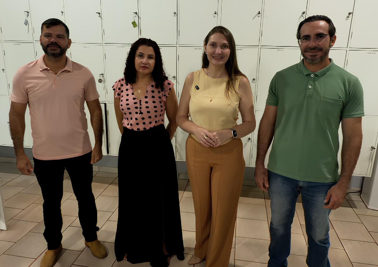 Deputada Gislaine Lebrinha acompanha entrega de móveis na Escola Regina