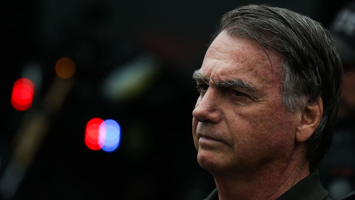 Equipe médica avalia novo procedimento para cessar soluços de Bolsonaro