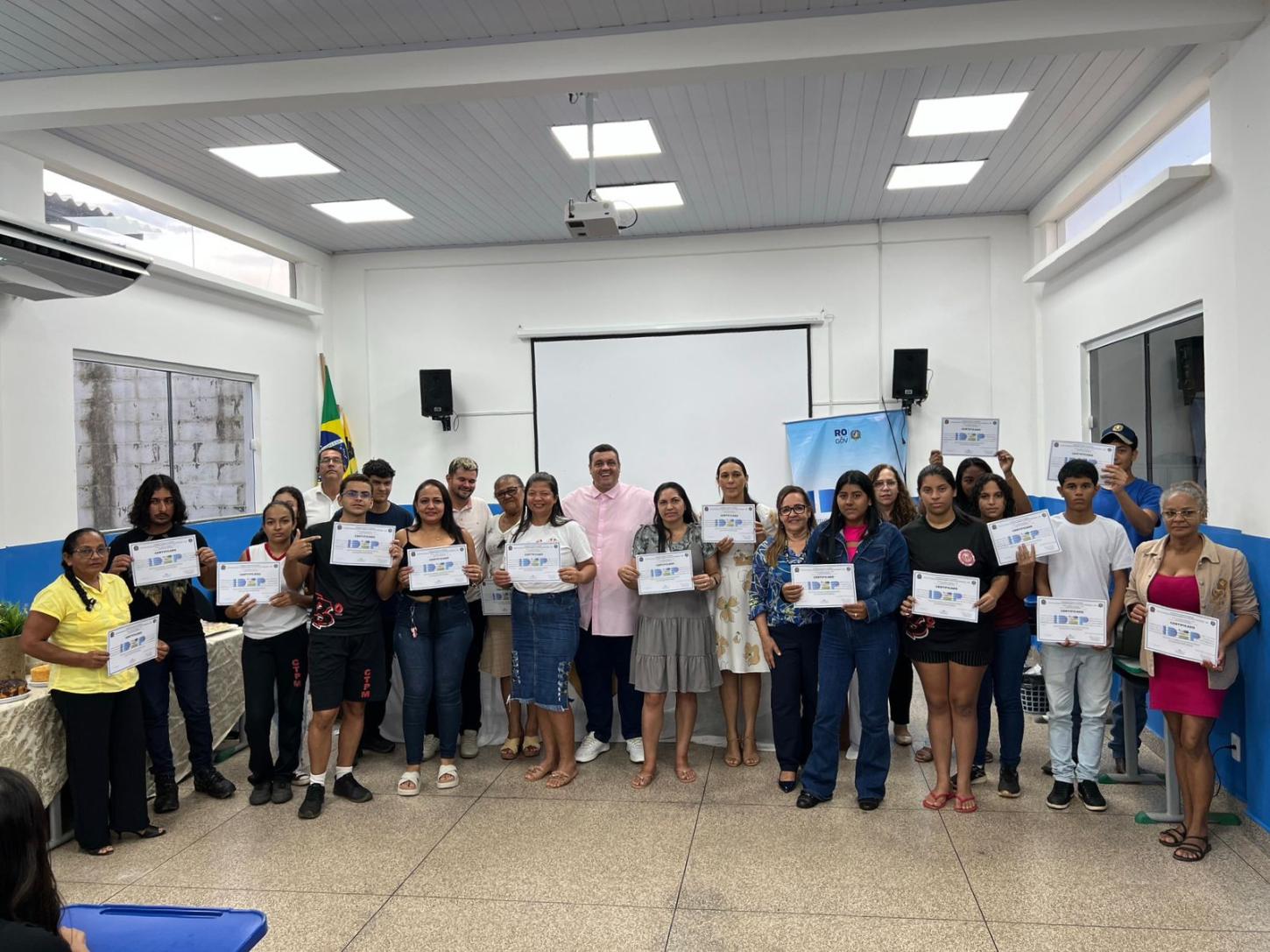 Thiago Tezzari participa da entrega de certificados de cursos profissionalizantes em Jaci-Paraná
