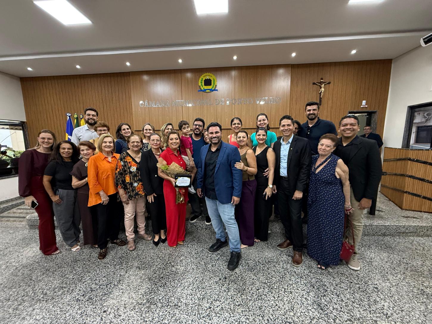 Vereador Marcos Combate entrega o Título de Cidadã Honorária de Porto Velho à senhora doutora Ailza de Medeiros Santos, proprietária da Fisiotrat.