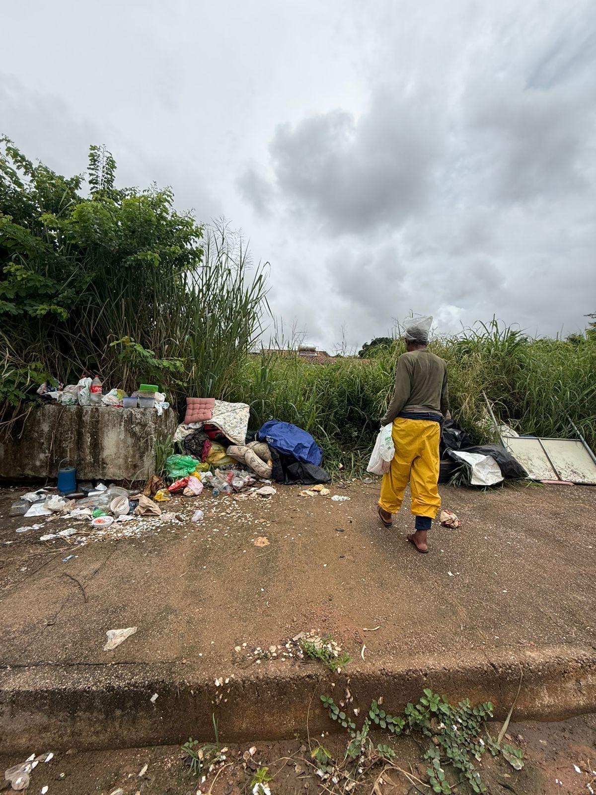 Idoso vive em situação extrema às margens da BR 364 e mobiliza corrente de solidariedade em Porto Velho