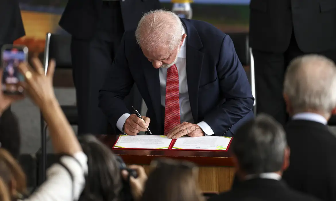 Lula veta projeto que reduz penas de condenados por tentativa de golpe de Estado