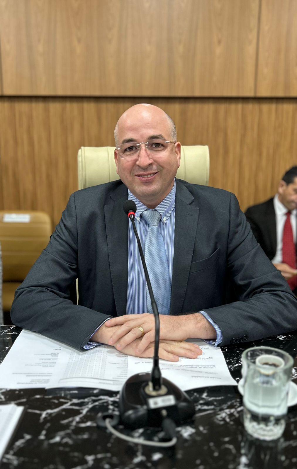 Vereador Gedeão Negreiros solicita implantação de postes e iluminação pública em LED no Bairro Porto Cristo