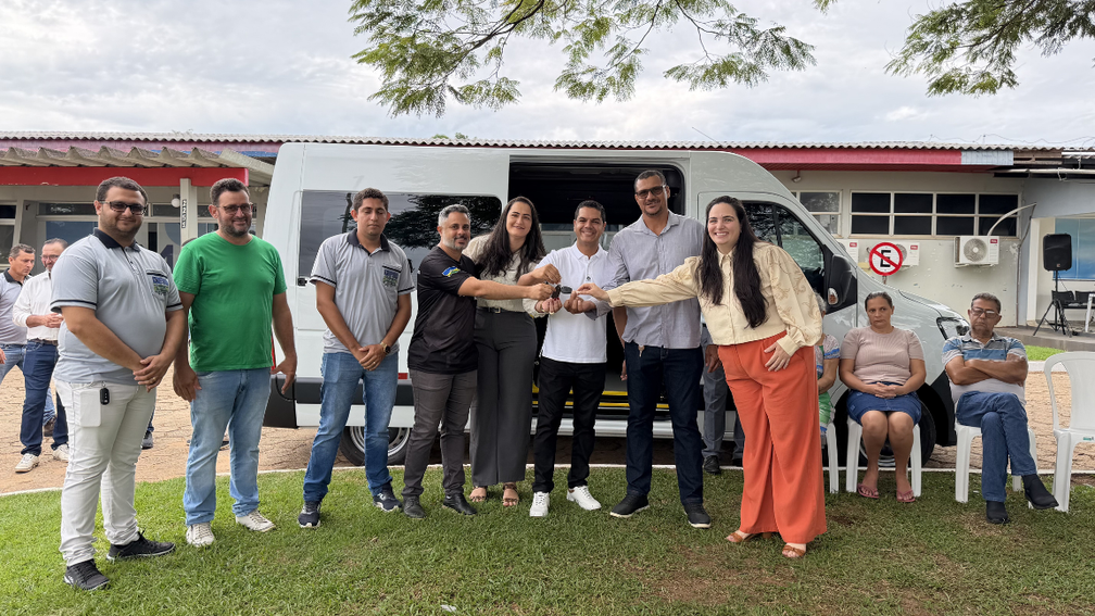 Cássio Gois entrega van adaptada para transporte de pacientes de hemodiálise em Nova Brasilândia d'Oeste