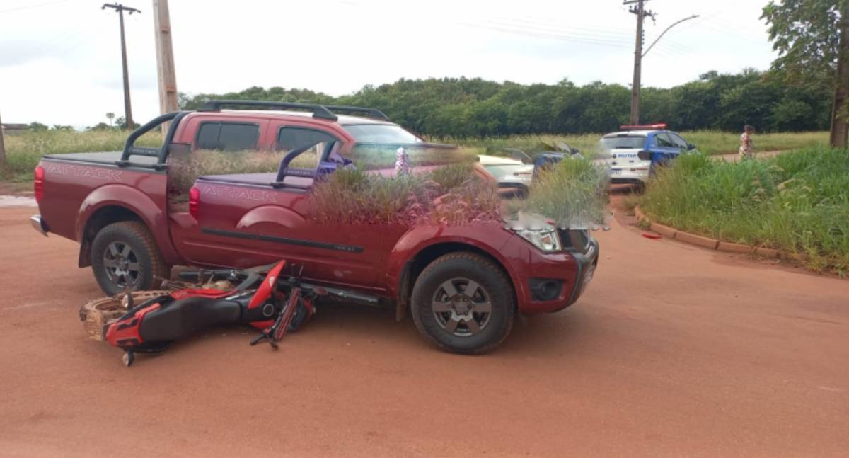 Colisão entre carro e moto deixa motociclista ferido em RO